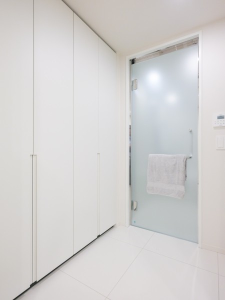 洗面化粧台の裏にはリネン庫があり、タオル類やお着換えのお洋服を収納できます。高さのある大容量収納庫のため、洗面化粧台に収納できなかった物を収納することもできます。ホワイト基調の棚となっているため、洗面化粧室と調和しております。