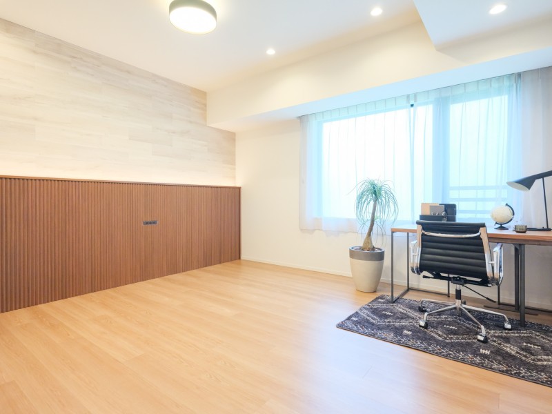 洋室1はLDKから一番遠く、約10.0帖の広さがあるため主寝室としてご利用いただくことがオススメです。窓からの優しい朝日で心地よくめざることができ、素敵な一日の始まりを迎えられます。また、大きなサイズの寝具やインテリを設置しても広くお使いできるます。