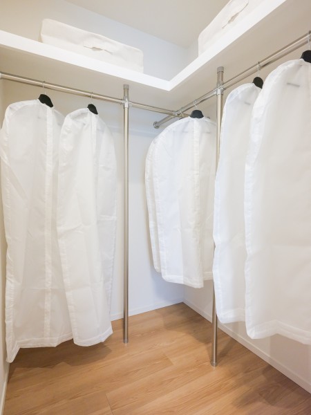ウォークインクローゼットは、ホワイト×オークカーラーとなっており、お洋服の色味を邪魔しない作りになっております。お洋服を選ぶ際に色味やデザイン確認が楽しくなりますね。お好きなお洋服や季節物の寝具を収納でき、居室を利用しやすくなっております。