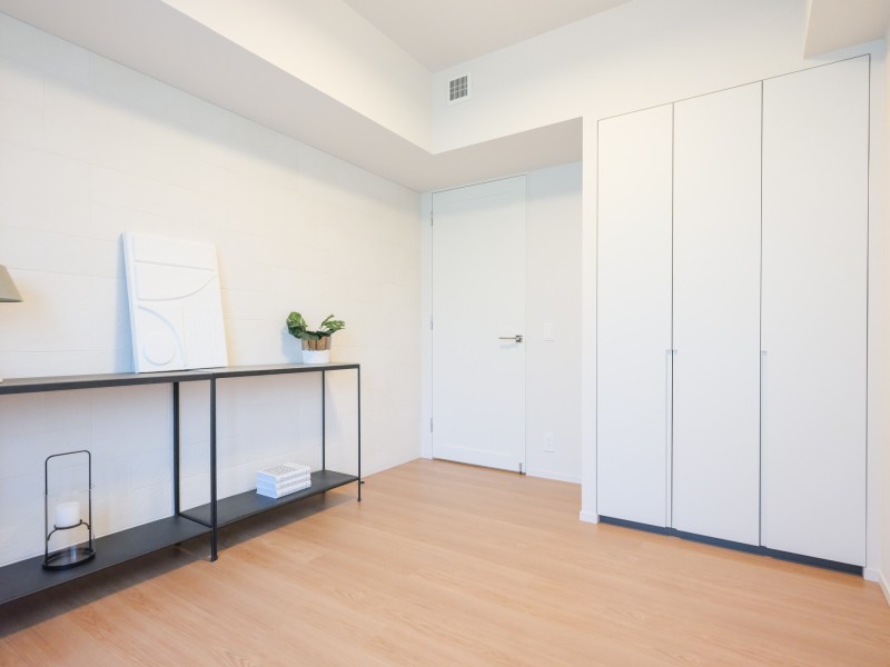 洋室2は約6.0帖の広さでクローゼット付きのお部屋となっております。テレワークをする際のワークスペースや子供部屋として利用にオススメです。クローゼットにお洋服を収納したり、お子様のおもちゃや学校で製作されたもの、部活動のアイテムの収納など様々な面で活躍します。