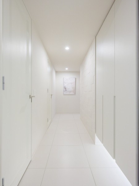 ホワイト調に統一された廊下はより広く明るく見え、清潔感と開放感を感じさせられるような雰囲気になっております。両脇には納戸とカウンター下部収納があります。突き当りの壁にお写真や絵画を飾って、お好きなようにアレンジすることができます。