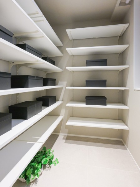 玄関にはシューズインクローゼットが備え付けです。収納するものによって高さが調整できる可動棚が便利です。アウトドアグッズや雨具なども収納が可能です。