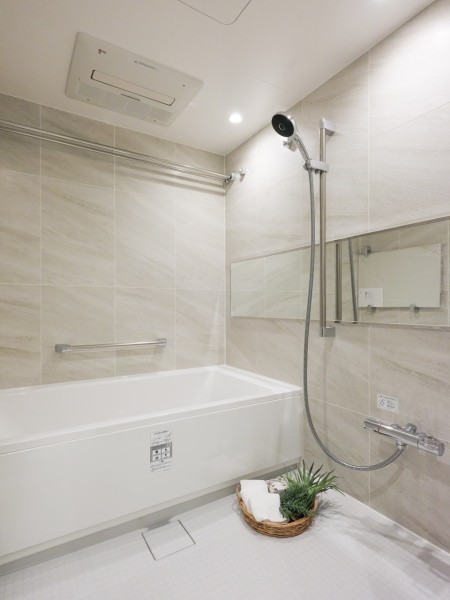 1620サイズのゆとりあるくつろぎのバスルームです。ゆったりとしたバスタブで毎日のお風呂時間を心ゆくまで楽しめます。