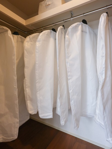 洋室1にはウォークインクローゼットがございます。着丈の長い衣類の保管もしやすい他、オフシーズン家電などの収納も可能。お部屋のスペースを圧迫することなく、たっぷり収納いただけます。