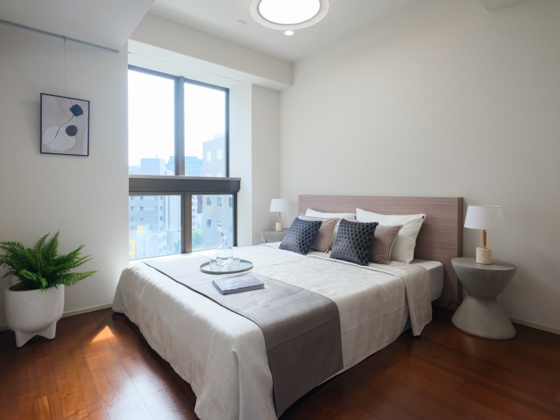 洋室1は床暖房を敷設し、窓から温かな光が降り注ぐ明るいお部屋です。約8.0帖の広さがあり、主寝室としてお使いいただくのにもおすすめです。