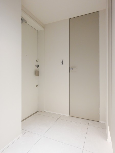 落ち着いた雰囲気の玄関は清潔感を感じさせ、ゆとりのある広さとなっております。出発時にご家族とタイミングが重なってもゆったりとご使用いただけます。