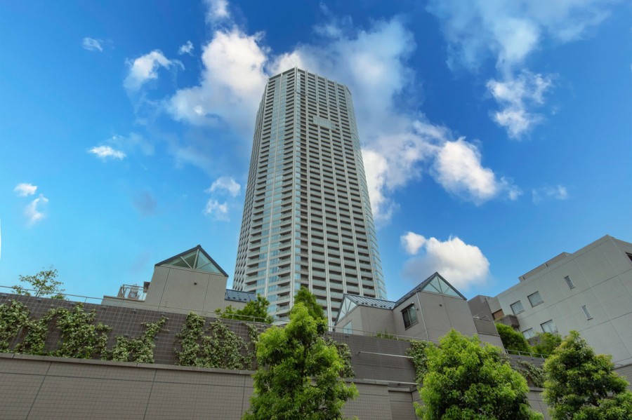 総戸数1093邸!武蔵野台地の東端にあたる高台に立地している55階建タワーマンション。豊かな自然も身近に感じられる恵まれたロケーションです。
