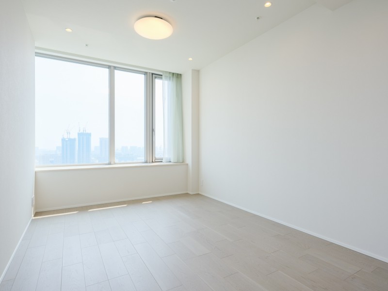 約10.1帖の広さがある洋室1は主寝室としても快適にお使いいただけます。窓から差し込む陽光で気持ちよく朝を迎えることができます。