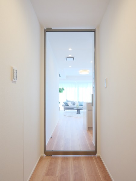 LDへ続く扉はガラス扉にし、開放感がありスタイリッシュな空間となっております。クロスのカラーを邪魔しないカラーにすることで、内装に溶け込んでおります。