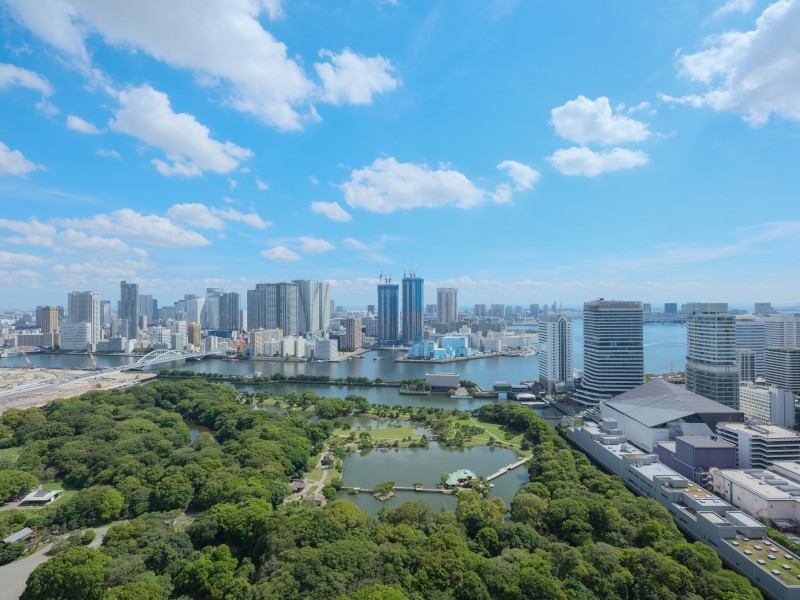 バルコニーからは浜離宮の鮮やかな緑と都会のビル群、ベイエリアの煌めきや水の潤いを一望することができます。夜には夜景を晩酌をしながら楽しむことができます。季節の移ろいをご自宅から感じることができます。