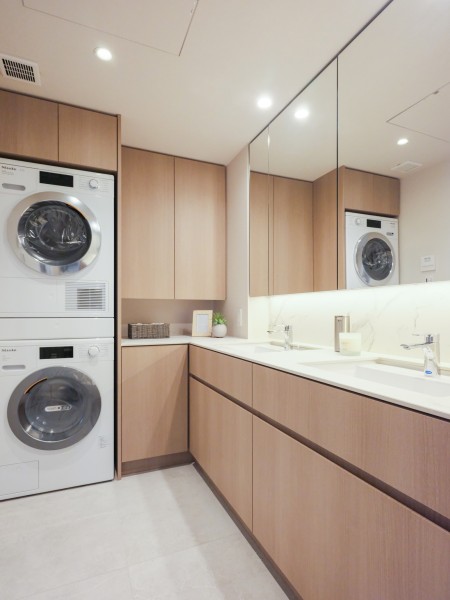 広々とした洗面室には収納棚を豊富に設置することで収納性を高めております。ホテルライクなダブルボウル洗面台です。出発前の準備を快適に過ごすことができる嬉しい仕様です。