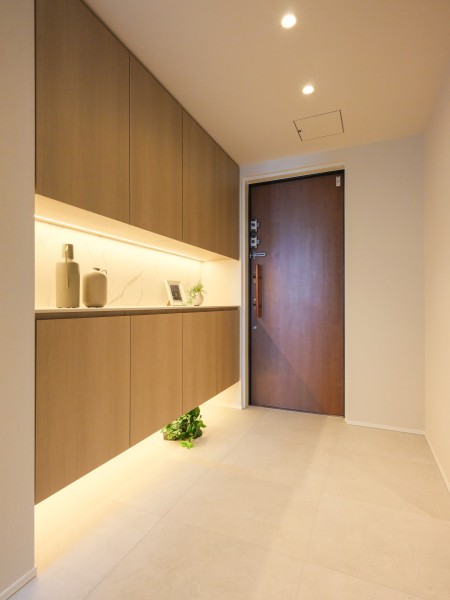 優しいカラーで統一された玄関はぬくもりのある空間となっております。ゆとりのある広さのためゆったりとお使いいただけます。カウンター部分にはインテリアを飾ることができ、四季の移ろいを感じることができます。