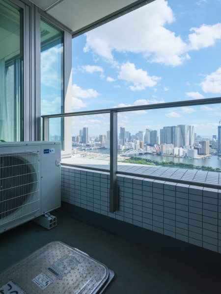 バルコニーが2つあるお部屋のためバルコニー毎に、違った眺望を眺めることができます。気分によって使用するバルコニーを変えて、リフレッシュをすることができます。