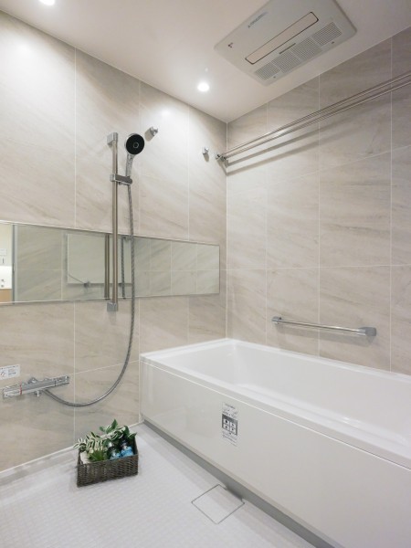 1620サイズの広々としたバスルームは、お子様と一緒に入浴できたり、入浴剤を入れて癒しの時間を楽しむことができるようになっております。ホワイト×ベージュを基調としており清潔感溢れる空間となっております。