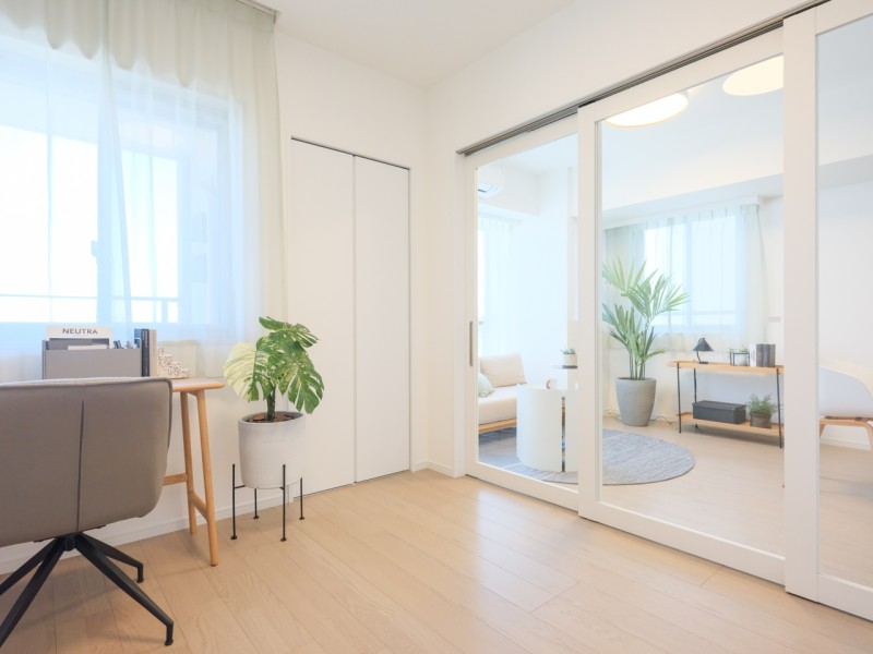 リビングとつながる扉はシームレスな暮らしを叶える、クリアタイプ扉を採用しています。リビングからの光も取り入れやすく、開放感のある空間へと仕上げました。