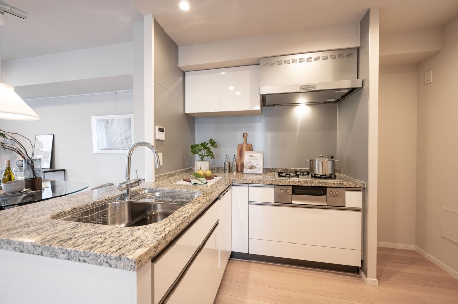 石調の流れ目が美しいシステムキッチンのコンロはガラストップです。熱に強く耐久性が高いこと、表面が平らで掃除がしやすく汚れが落ちやすい仕様です。汚れを気にすることなくお料理を楽しむことができます。