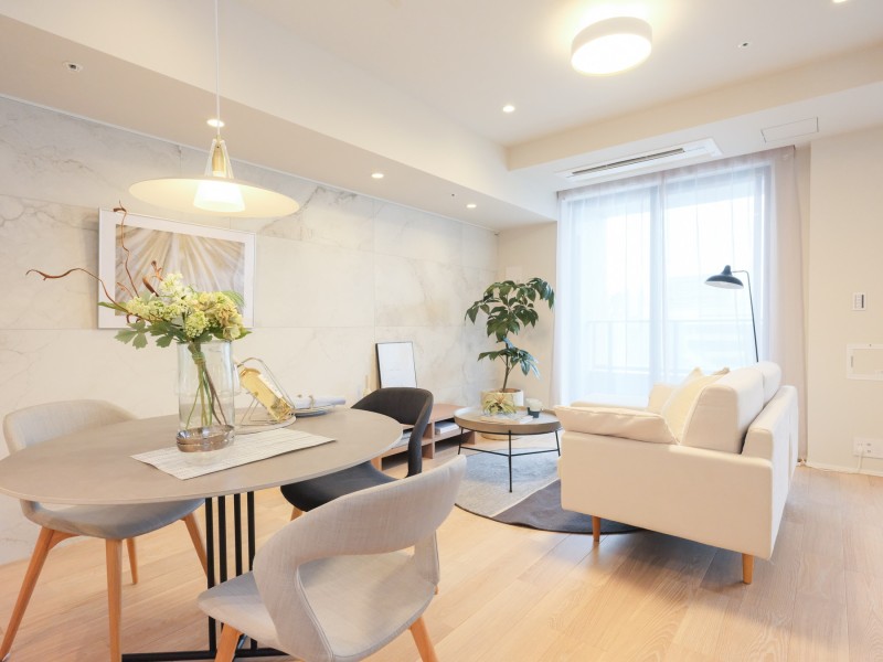 約15.6帖のリビングダイニングキッチンです。流行を先駆けながら、心安らぐひとときを紡ぐ上質な居住空間です。床暖房が敷設されているので一年中快適にお過ごしいただけます。