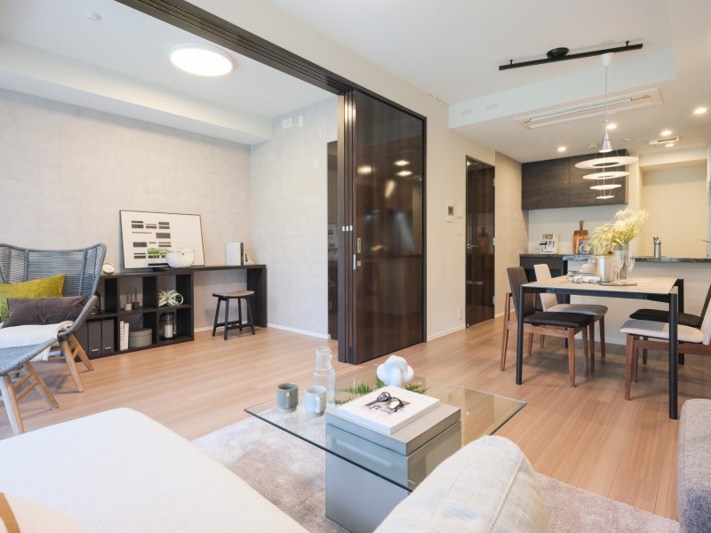 約11帖のゆとりあるリビングダイニングです。開口部の大きな窓から心がほっとするような明るい自然光が差し込み、穏やかな毎日をお過ごしいただける空間です