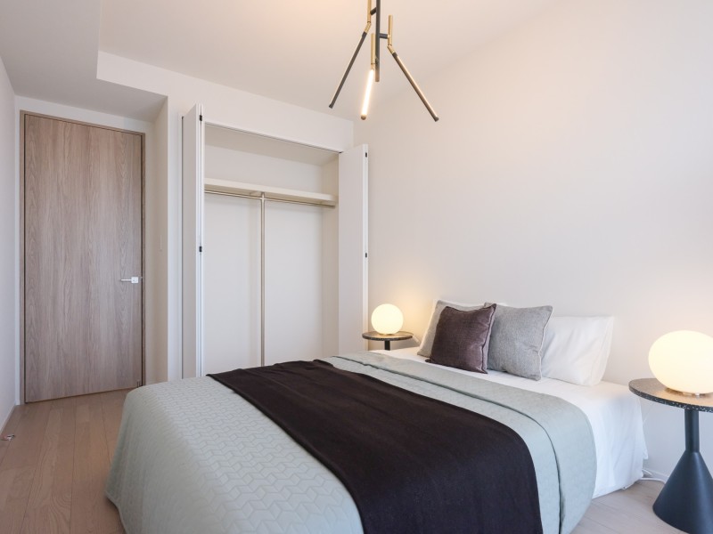 各居室にはクローゼットがありお洋服や趣味のグッズ、使用頻度の低いアイテムなど収納できます。内装と合わせたカラーになっておりお洋服選びがしやすいようになっております。