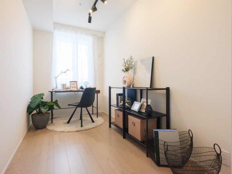 洋室2は約5.0帖の広さがあり、ワークスペースや書斎としてお使いいただけます。窓側にデスクとチェアを設置して、陽光を感じながらお仕事を捗らせることができます。