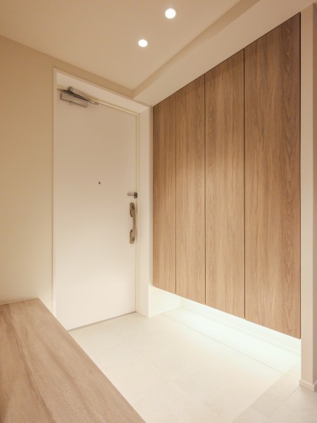 玄関にはベンチと高さのあるシューズボックスを設置いたしました。身支度の際にベンチに腰を掛けて靴を履くことができます。明るくナチュラルで温かみのある、洗練された空間となっております。