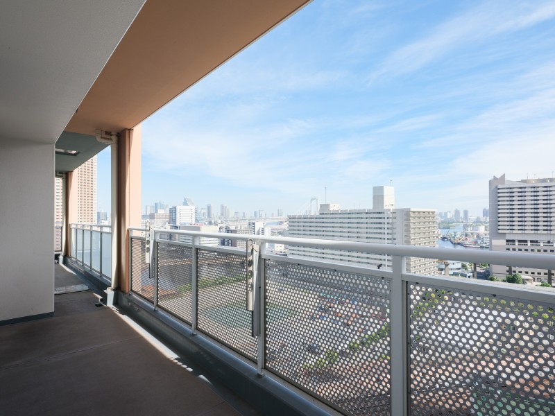 開放的なL字バルコニーがあり、広々とした空間です。上質なレジデンスにふさわしい居心地の良いスペースが、居室へ光と風を届けます。