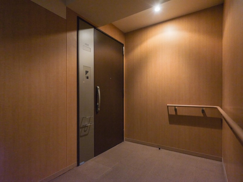 重厚感のあるブラウンカラー調で整えられた共用部はラグジュアリーな空間となっております。共用部にはゲストルームやパーティールームなどの施設が充実しております。