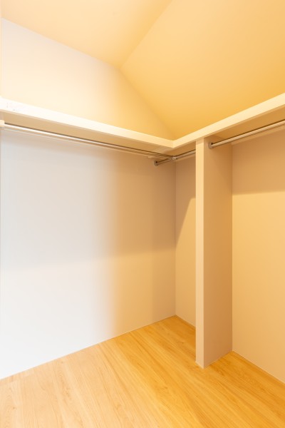 洋室1にあるウォークインクローゼットは広々としており、お洋服や季節物の寝具、趣味グッズなど様々なものを収納することができます。お部屋の色味や材質と合わせることで統一感を感じることができます。