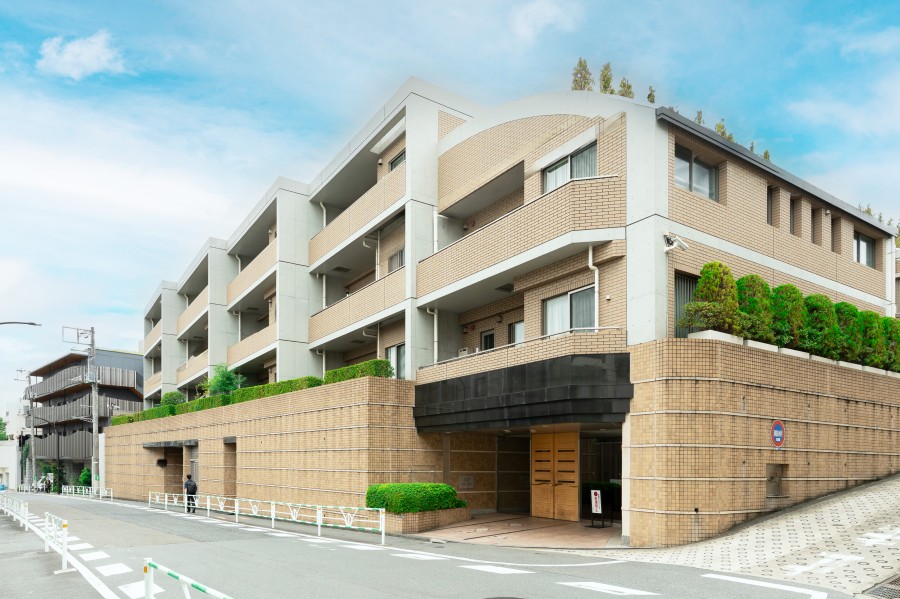 初台2丁目の閑静な邸宅街に佇む低層レジデンスです。4駅3路線利用可能で千代田線も使える好アクセスとなっております。都心へのアクセスが良いため、お仕事やお出かけがしやすい立地です。