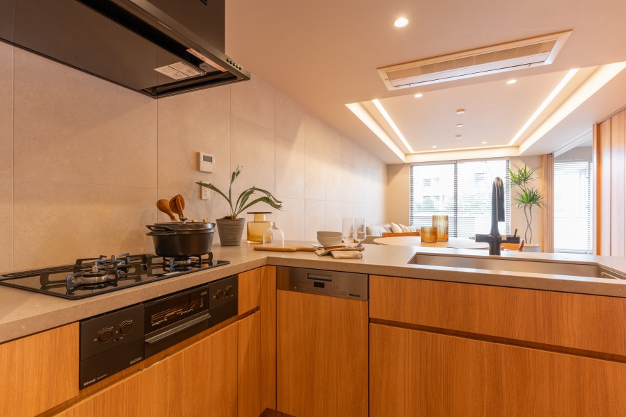 お部屋に溶け込む色合いと材質のシステムキッチンを造作いたしました。コンロはガラストップのため美しく、お手入れがしやすい仕様となっております。お料理中に汚れを気にすることなく楽しむことができます。