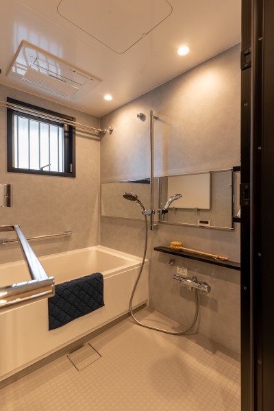 1418サイズ浴室は奥行きがあり、お子様との入浴や半身浴を楽しめるサイズとなっております。シックなカラーで統一したため、格調高い雰囲気の空間となりました。お部屋とのコントラストを視覚的に感じられます。