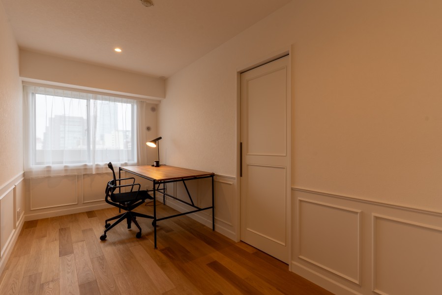 洋室2は約5.8帖の広さがありワークスペースや書斎、趣味のお部屋としてお使いいただけます。凹凸の少ないお部屋のためインテリアの配置がしやすく、理想のお部屋作りがしやすい仕様となっております。