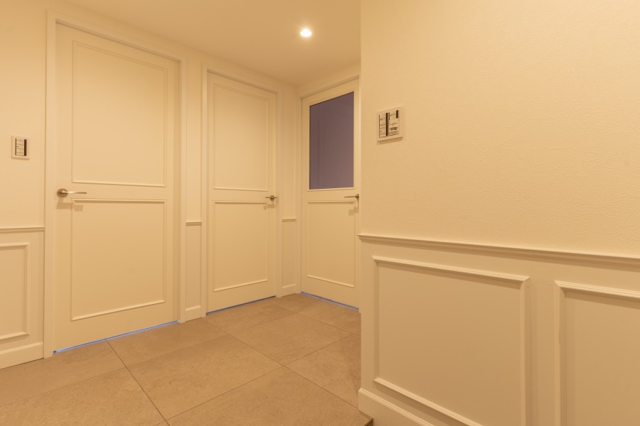 ホワイトカラーの建具とクロスが高級感のある空間を演出しております。帰宅時に包み込んでくれるような温かさがあり、都会の喧騒を忘れるような安らぎを感じていただけます。