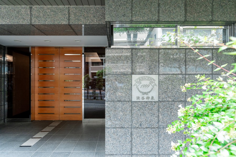 重厚感のあるデザインのエントランスは高級感があります。ブラウンの扉がアクセントとなっております。清掃が行き届いたエントランスから管理体制の良さがうかがえます。