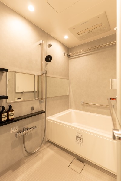 モノトーン調のバスルームは、居室の雰囲気と調和して上品な空間となっております。日々の疲れを癒すことができるため、のんびりとリラックスタイムを謳歌することができます。