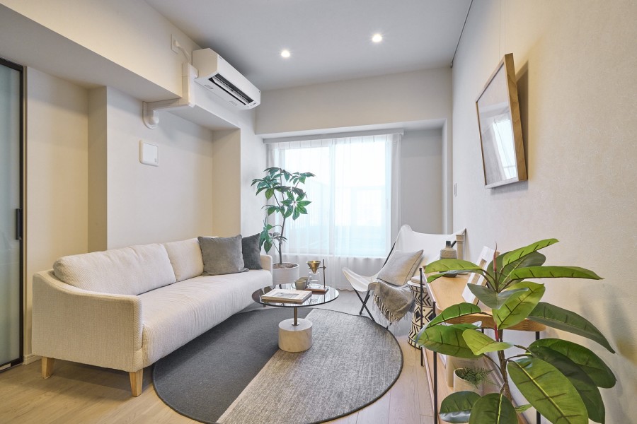 LDKは約13.2帖の広さがあり、フロアー材は天然木に低彩度な微着色を施しマットな塗装で仕上げました。木目それぞれの顔を楽しむことができ、木の温もりを感じられる空間となっております。