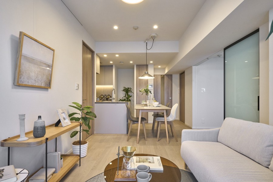 クロスはほどよいテクスチャーと清潔感のあるカラーを採用し、上品な空間となっております。LDには床暖房を設置したため、寒い季節でもご家族とゆったりと楽しむことができます。