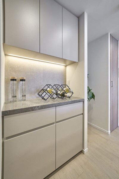 システムキッチンの背面にはお揃いのカラーで整えたカップボードを設置いたしました。間接照明が優しくカップボードを照らし、より美しい空間を演出します。お料理がしやすいように収納をすることができます。