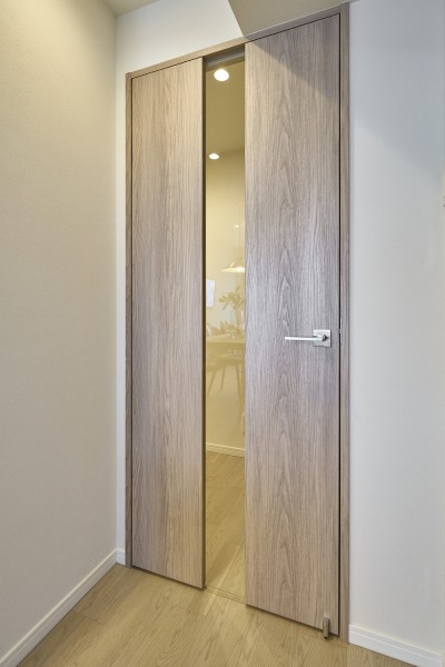 建具は木目調が美しく、お部屋の内装と調和しております。上品でシンプルなデザインでインテリアを邪魔をすることがなく、お好みのお部屋作りができます。