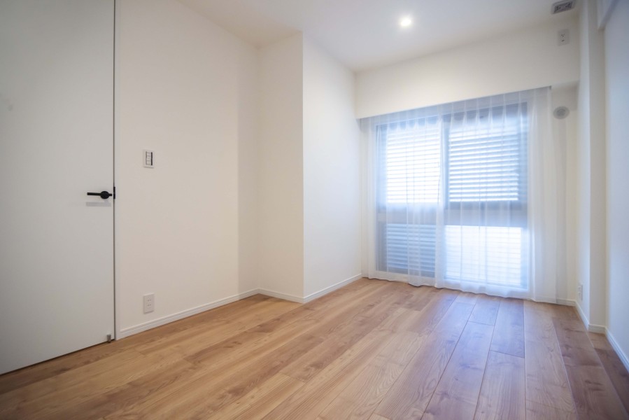 洋室2は約5.8帖の広さがありワークスペースや書斎としてもお使いいただけます。温もりを感じることができる内装で、お仕事や読書が捗るような空間となっております。