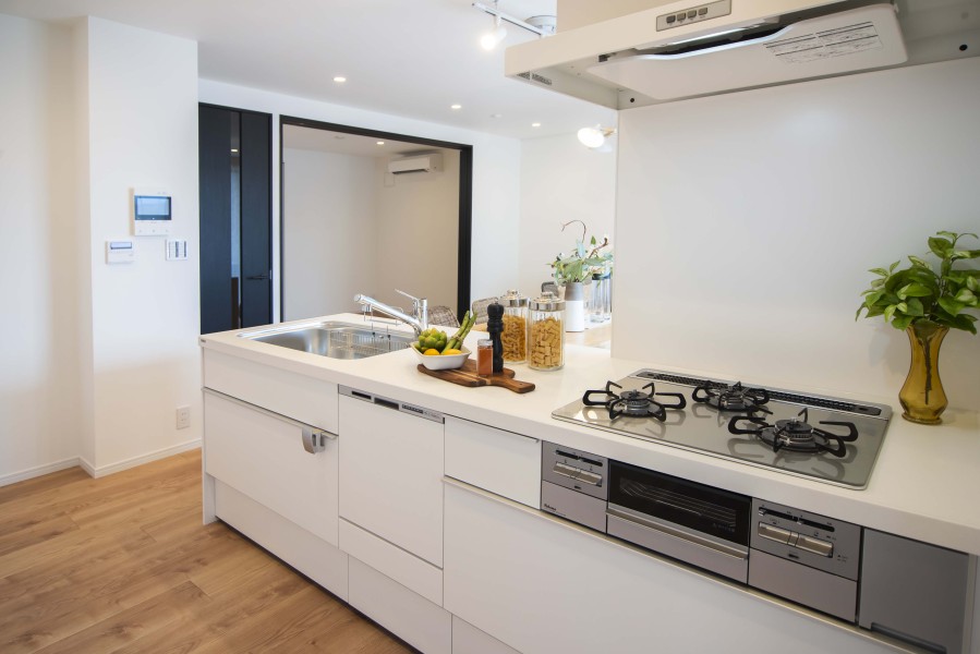 キッチンにはホワイトカラーを基調としたシステムキッチンを設置いたしました。足元に収納棚があり、調味料や保存食などを収納できます。お料理の導線を考えた収納が可能です。