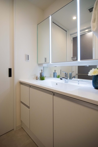 ホワイト基調の洗面化粧台は上品で、ゆとりのある広さとなっております。身支度の時間を快適に彩る、空間に美しく溶け込む洗面化粧台です。