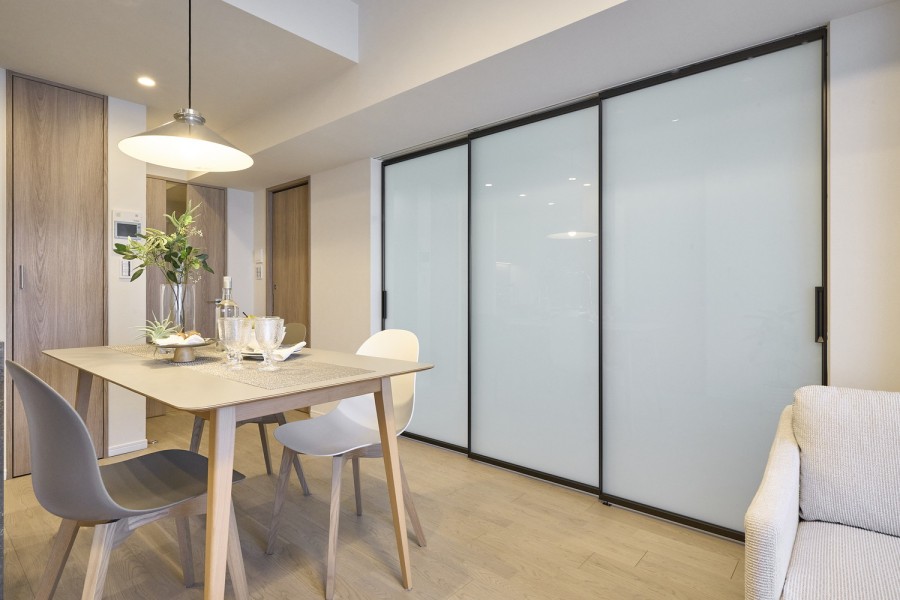 LDKと洋室2を仕切る引き戸は開放してリビングを拡張して使用することもでき、フレキシブルにお使いいただけます。