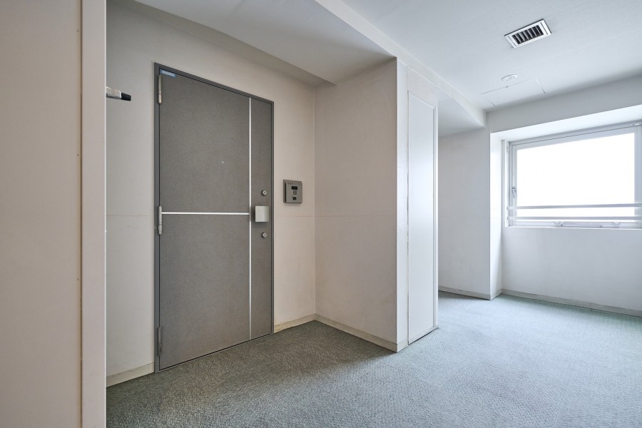 モノトーン調の共用部はスタイリッシュな空間となっており、帰宅時にプライベートモードに切り替えることができそうです。アルコーブ付きのためドアの開閉時に通行人とぶつかる心配が少なく安全です。