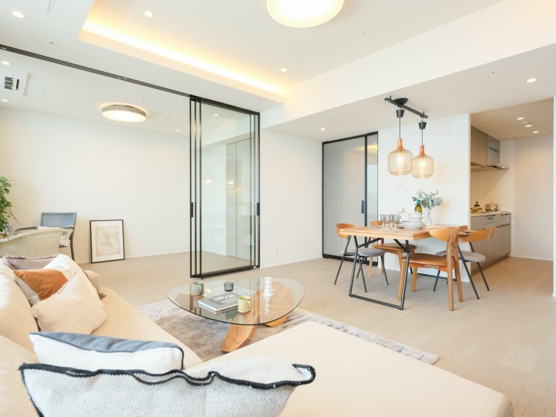 東南向きのため、温かい陽の光がお部屋を明るく照らします。LDKの広さが約17.7帖あり、ご家族やお友達と集まっても楽しくお過ごしいただけるゆとりのある空間です。