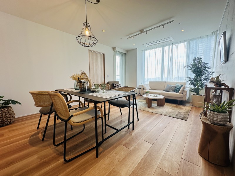 窓から注ぐ光に満たされた居心地の良いリビングです。心安らぐひとときを紡ぐ木のぬくもりのフローリング材により、よりいっそう上質感を味わえるお部屋です。