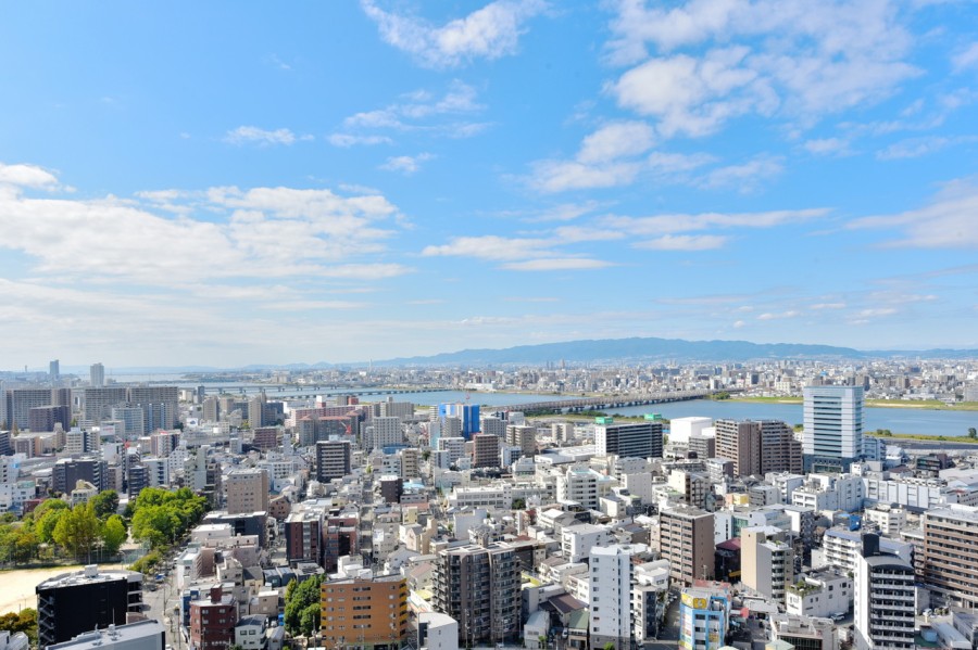 28階部分で前面を遮る建物はなく、大きな青空と淀川の流れを一望できる南西角住戸です。こちらの方角には、大阪の夏の夜を彩る大迫力のなにわ淀川花火大会が自宅にいながら鑑賞できます(天候によります)。