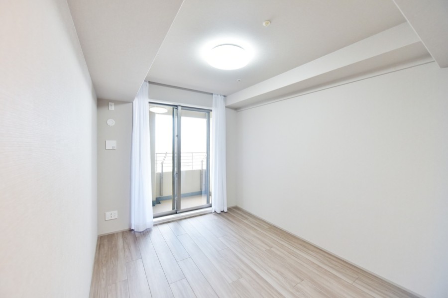 洋室1(約6.7帖)は西側のバルコニーに面し、一日を通して優しい光が差し込みます。折り上げ天井で開放感のあるお部屋は主寝室におすすめです。シンプルな内装なので小物やインテリアで空間を演出できます。