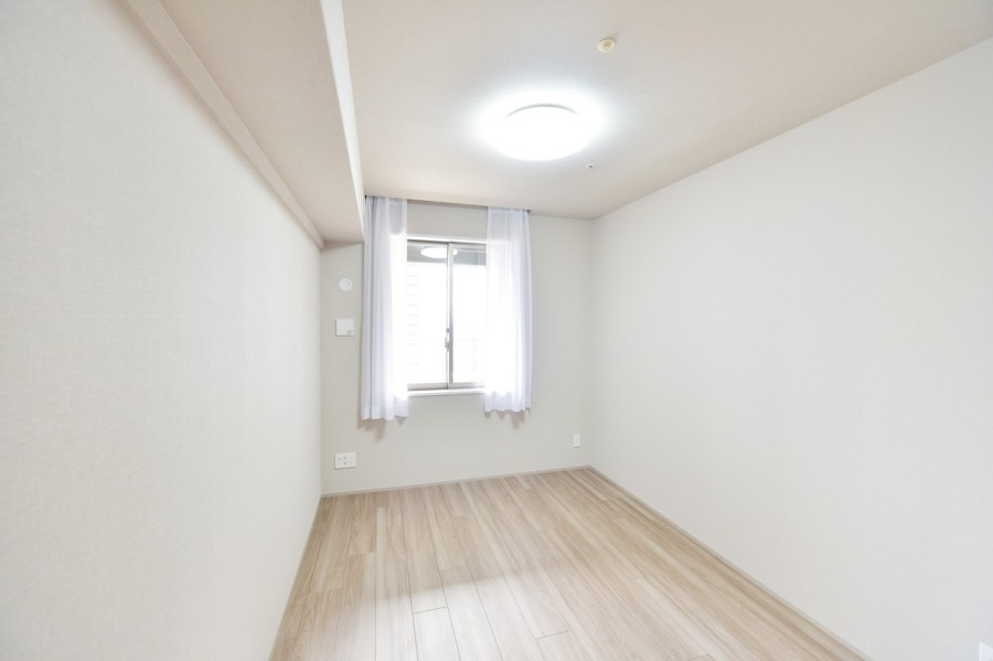 洋室2(約6.0帖)はリビングから離れて静かに自分の時間や趣味、テレワークなどに集中できるお部屋です。南側のバルコニーに面しており、明るい光の差し込むお部屋です。