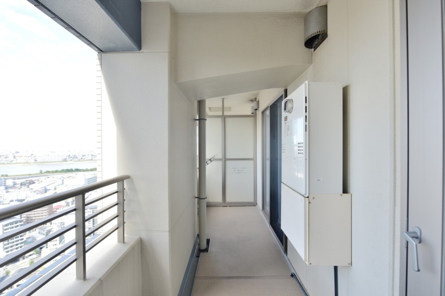 南・西の両面バルコニーで前面を遮る建物がないので、日々変化していくエネルギッシュな大阪の街並みを眺めながら、リフレッシュできる空間です。キッチンへ続く勝手口があり、機能的な間取りです。